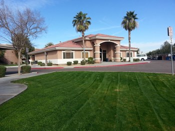 Exterior & Landscaping at Tanner Manor in Phoenix, AZ